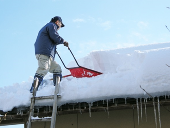 平屋屋根の雪下ろし状況